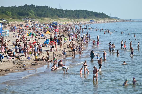 Спастись от 30-градусной жары помогало купание в Балтийском море.  - Sputnik Литва