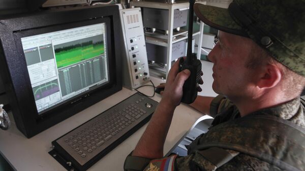 Военнослужащий на станции постановки помех РЭБ на конкурс по полевой выучке, архивное фото - Sputnik Литва