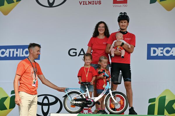 Самому юному участнику заездов (2023 года рождения) организаторы подарили велосипед на вырост. - Sputnik Литва