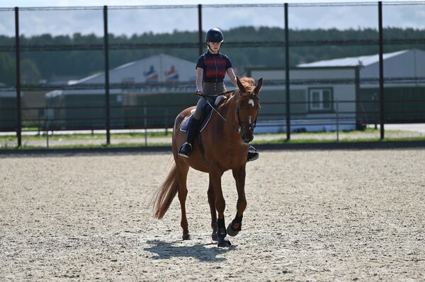 На фото: девушка катается на лошади.  - Sputnik Литва