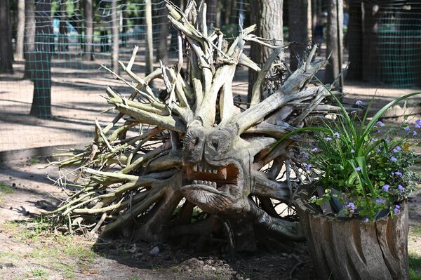 На фото: скульптура, сделанная из пня, на территории контактного зоопарка. - Sputnik Литва