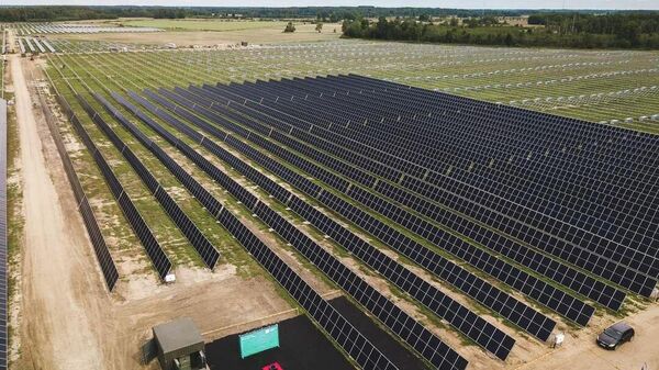 Парк солнечных батарей вблизи города Аникщяй  - Sputnik Литва