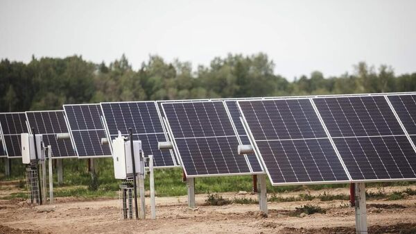 Парк солнечных батарей вблизи города Аникщяй  - Sputnik Литва