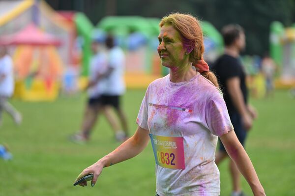На фото: участница забега Color Run 2023 в Вильнюсе. - Sputnik Литва