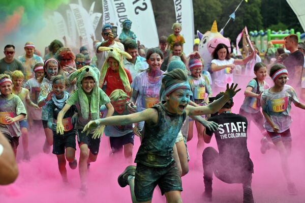 Пятикилометровый марафон Color Run — это буйство красок, чистой детской радости и позитивное отношение к жизни. - Sputnik Литва
