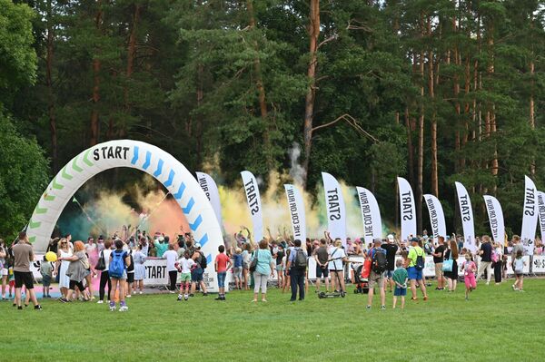 В воскресенье, 27 августа, в столичном парке Вингис состоялся красочный забег Color Run 2023. - Sputnik Литва