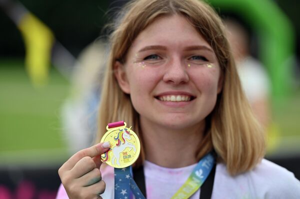 На фото: памятная медаль забега Color Run 2023. - Sputnik Литва
