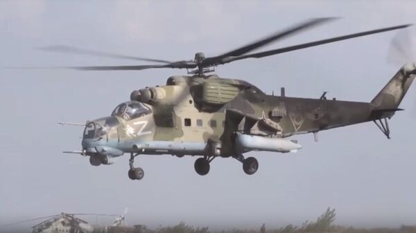 Боевая работа экипажей вертолетов  Ми-35М в зоне спецоперации - Sputnik Литва