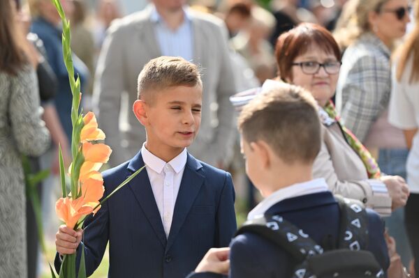 Одним из самых популярных цветков на 1 сентября стал гладиолус. - Sputnik Литва