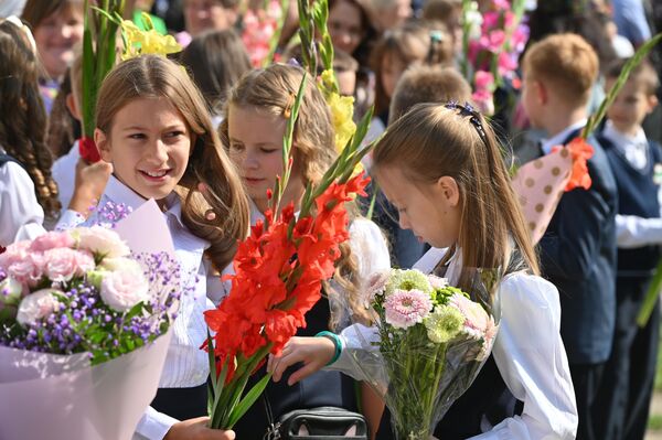 В этом году, по предварительным данным, в более чем 900 общеобразовательных школах будут обучаться почти 344 тысячи учеников. - Sputnik Литва