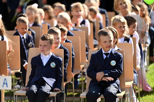 На фото: дети на школьной линейке в Вильнюсе. - Sputnik Литва