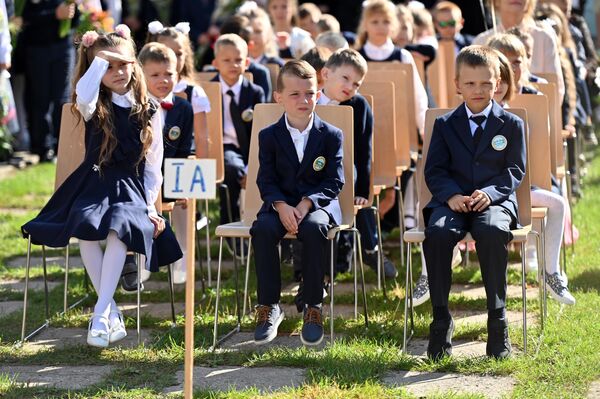 Свой первый урок дети провели на открытом воздухе в школьном дворе. - Sputnik Литва