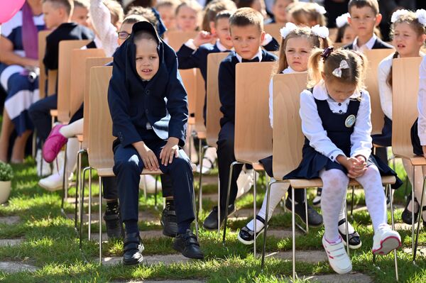 По данным Министерства образования, в 2023-м в школах будет обучатся на полтысячи меньше детей, чем в прошлом учебном году. - Sputnik Литва