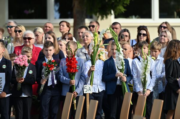 Все дети принесли букеты цветов, чтобы поздравить своих учителей. - Sputnik Литва