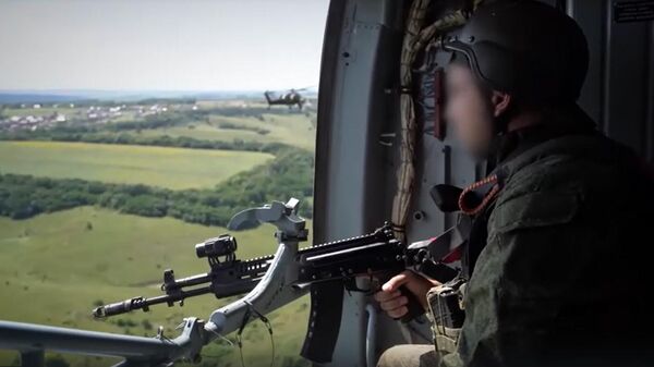 Боевая работа экипажей вертолетов армейской авиации и группы огневой поддержки в зоне спецоперации - Sputnik Литва