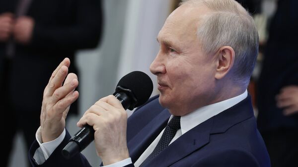 Президент РФ Владимир Путин посетил мастерскую управления Сенеж - Sputnik Литва
