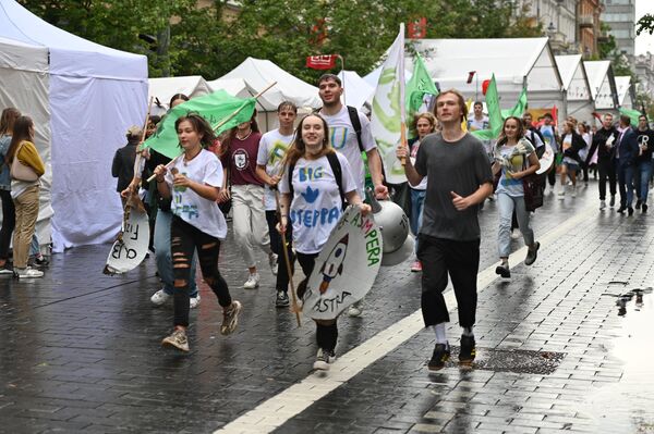 Торжественное шествие студентов началось у Сейма Литвы и закончилось около Вильнюсского университета. - Sputnik Литва
