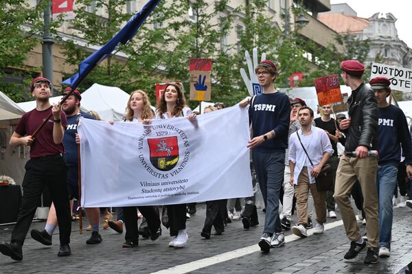 На фото: студенты на параде в честь Дня знаний в Вильнюсе - Sputnik Литва