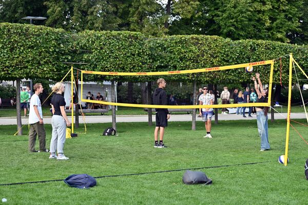 Волейбол на открытом воздухе привлек многих любителей активного отдыха. - Sputnik Литва