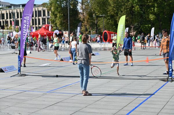 Посетители фестиваля смогли сыграть в теннис. - Sputnik Литва