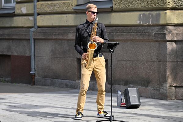 На фото: уличный музыкант на фестивале &quot;Дни столицы&quot;. - Sputnik Литва