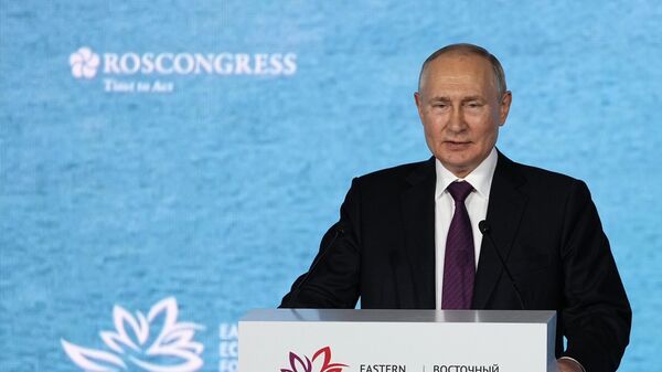 Президент РФ Владимир Путин выступает на пленарной сессии VIII Восточного экономического форума - Sputnik Литва