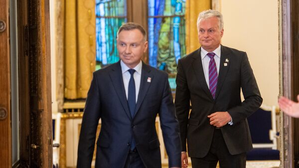 Президент Польши Анджей Дуда и президент Литвы Гитанас Науседа на саммите Инициативы трех морей - Sputnik Литва