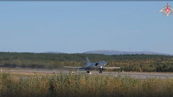 Два дальних бомбардировщика Ту-22м3 дальней авиации выполнили плановый полет в воздушном пространстве над нейтральными водами акватории Балтийского моря - Sputnik Литва