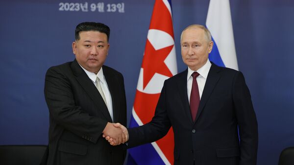 Президент РФ Владимир Путин и председатель Государственного совета КНДР Ким Чен Ын во время встречи на космодроме Восточный - Sputnik Литва