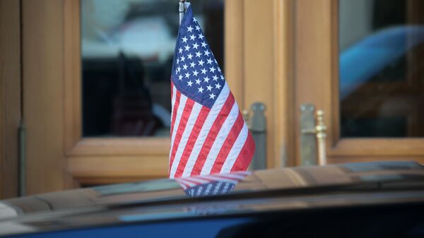 Флаг на автомобиле посольства США у здания МИД РФ - Sputnik Литва