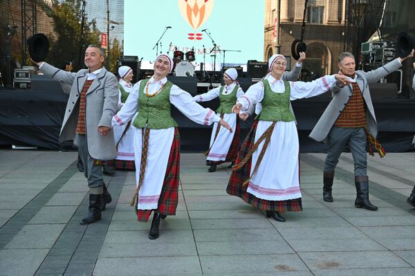Танцевальный коллектив из глубинки Литвы Ledrūnas показал свою программу литовского народного танца.  - Sputnik Литва