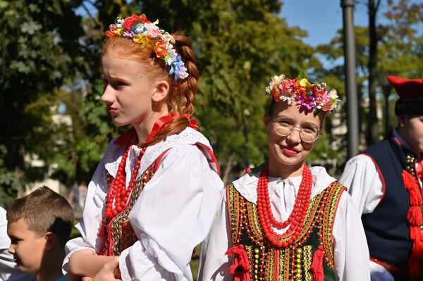 На сцене ярмарки выступили гости с Украины и из Польши. - Sputnik Литва