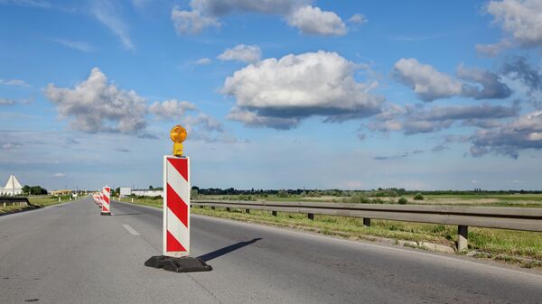 Дорожный знак на шоссе - Sputnik Литва