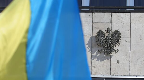 Государственный флаг Украины и герб Польши у посольства Польши в Киеве - Sputnik Литва