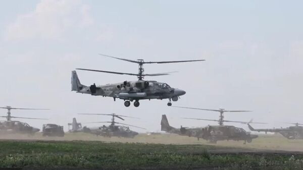 Боевая работа экипажей разведывательно-ударных вертолетов в зоне спецоперации - Sputnik Литва