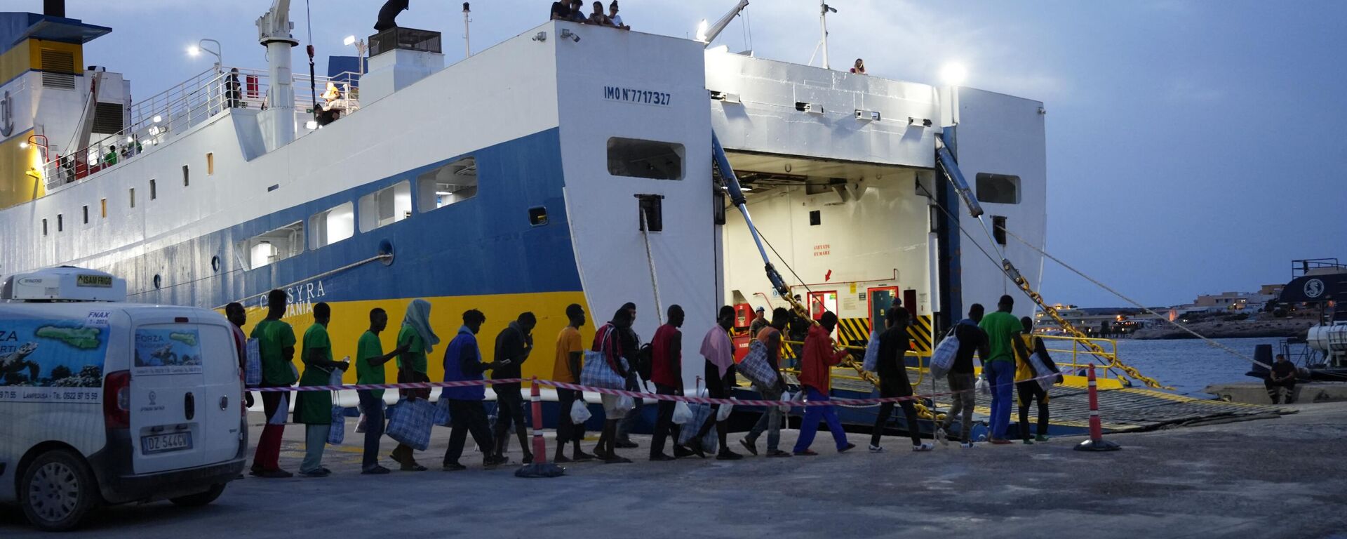 Мигранты ждут посадки на корабль на итальянском острове Лампедуза, 18 сентября 2023 года - Sputnik Литва, 1920, 19.09.2023