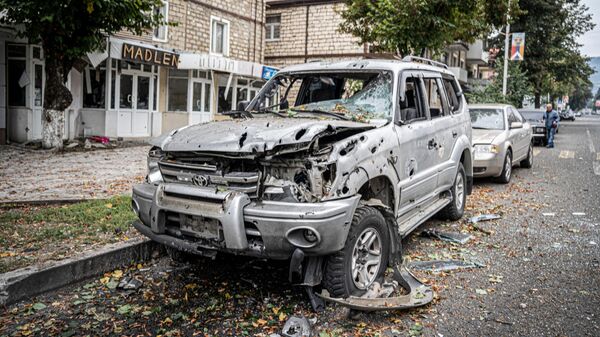Автомобиль, пострадавший в результате обстрела в Степанакерте - Sputnik Литва