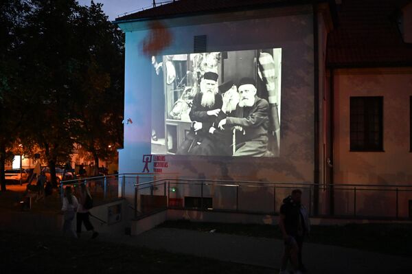 На стене расположенного напротив Польского института в Вильнюсе организаторы мероприятия демонстрировали кинохронику тех событий. - Sputnik Литва