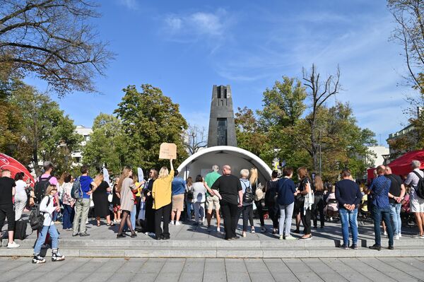 В пятницу, 29 сентября, в 12:00 профсоюз работников образования Литвы собравшимся на площади Винцаса Кудирки объявил об официальном начале митинга. - Sputnik Литва