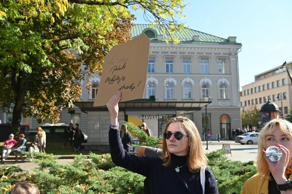На фото: девушка держит плакат с надписью: &quot;12-классники поддерживают забастовку учителей&quot;. - Sputnik Литва