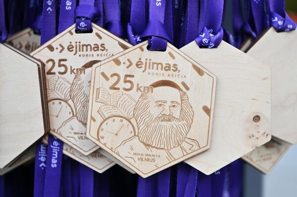 Участники праздника получили памятные медали. - Sputnik Литва