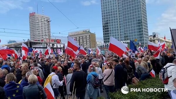 Польская оппозиция проводит в Варшаве многотысячный марш - Sputnik Литва