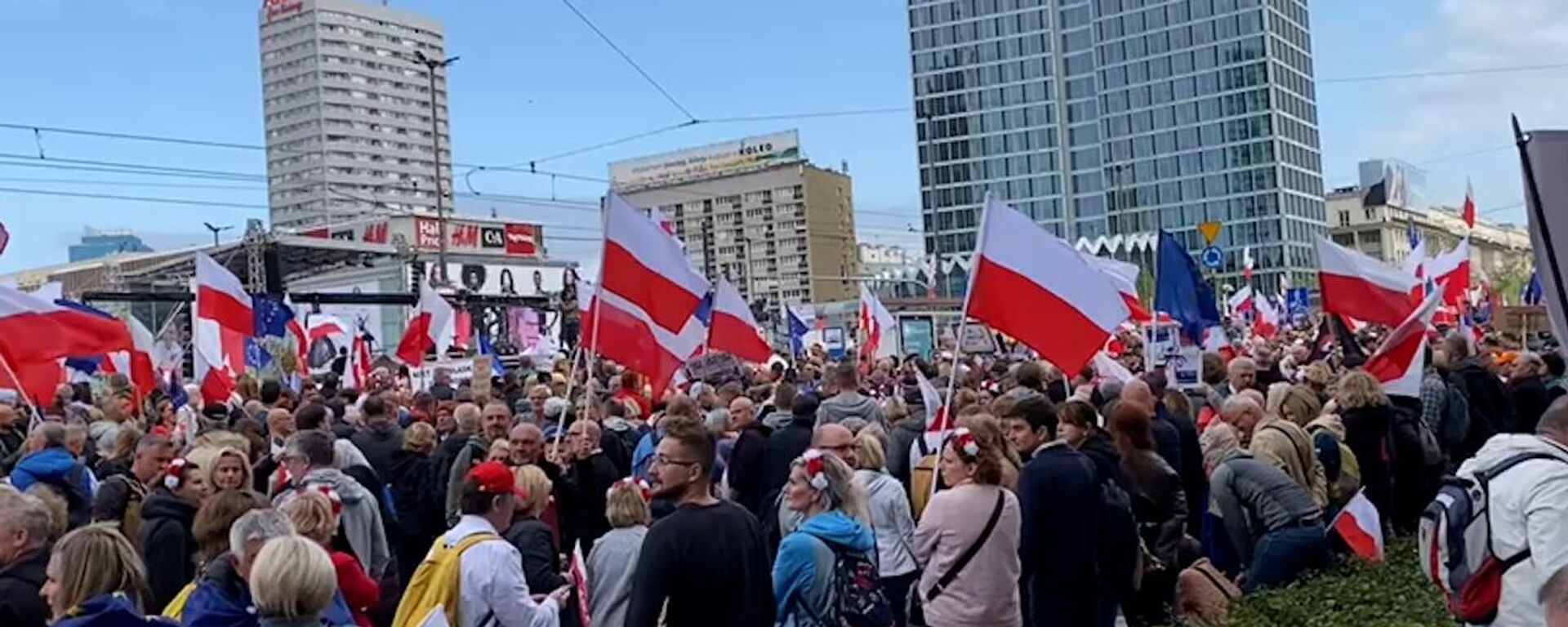 Польская оппозиция проводит в Варшаве многотысячный марш - Sputnik Литва, 1920, 01.10.2023