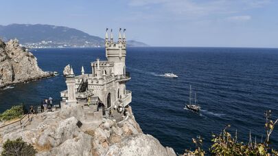 Замок "Ласточкино гнездо" на береговой скале в поселке Гаспра в Крыму