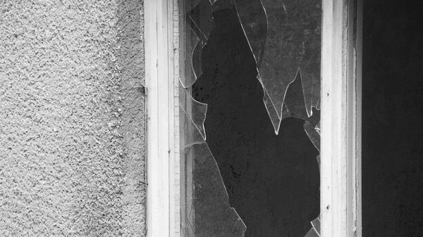 Разбитое окно в здании, архивное фото - Sputnik Литва