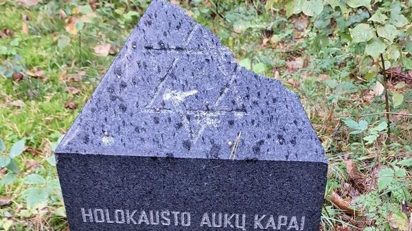 Поврежденная стела-указатель, обозначающая место расстрела еврейских женщин и детей, а также место их захоронения в Паланге - Sputnik Литва