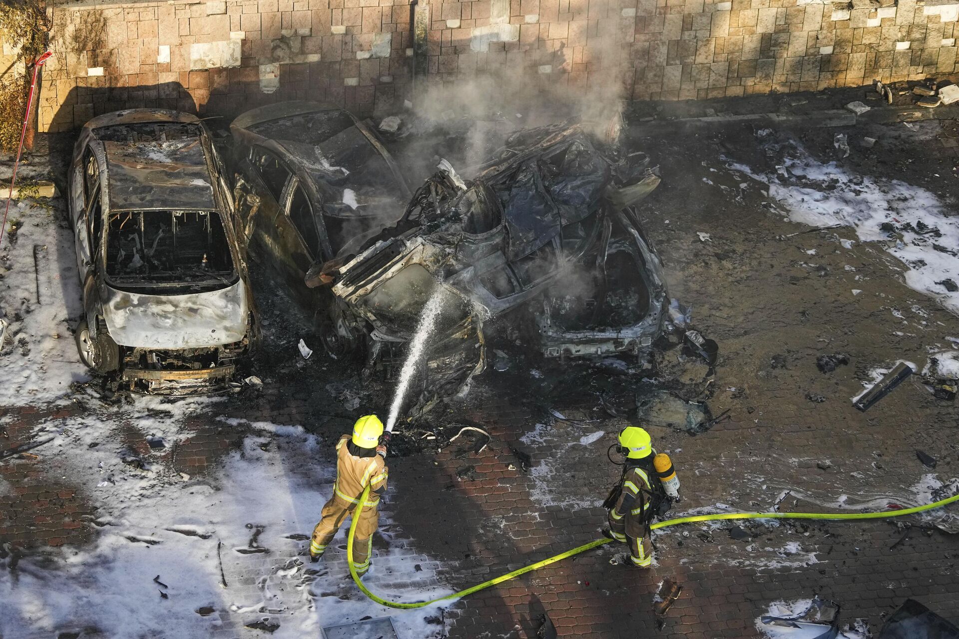 Израильские пожарные тушат автомобили, поврежденные в результате атаки Палестины 7 октября 2023 года - Sputnik Литва, 1920, 07.10.2023