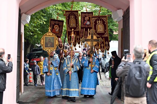 Святой образ был доставлен в Свято-Духов монастырь, откуда в субботу в 11:15 отправился крестный ход. - Sputnik Литва