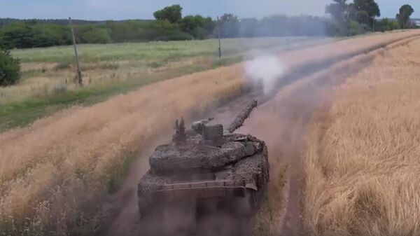 Боевая работа экипажа танка Т-90М в зоне спецоперации - Sputnik Литва