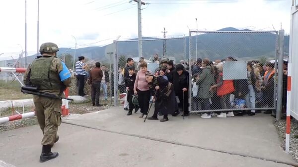 Российские миротворцы оказывают помощь жителям Нагорного Карабаха - Sputnik Литва
